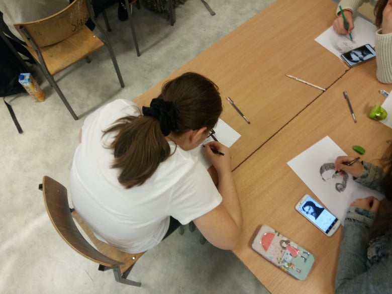 Uczennica podczas rysowania portretu Cypriana Kamila Norwida