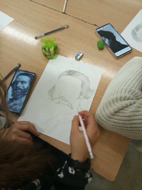 Uczeń w trakcie rysowanai portretu Cypriana Kamila Norwida