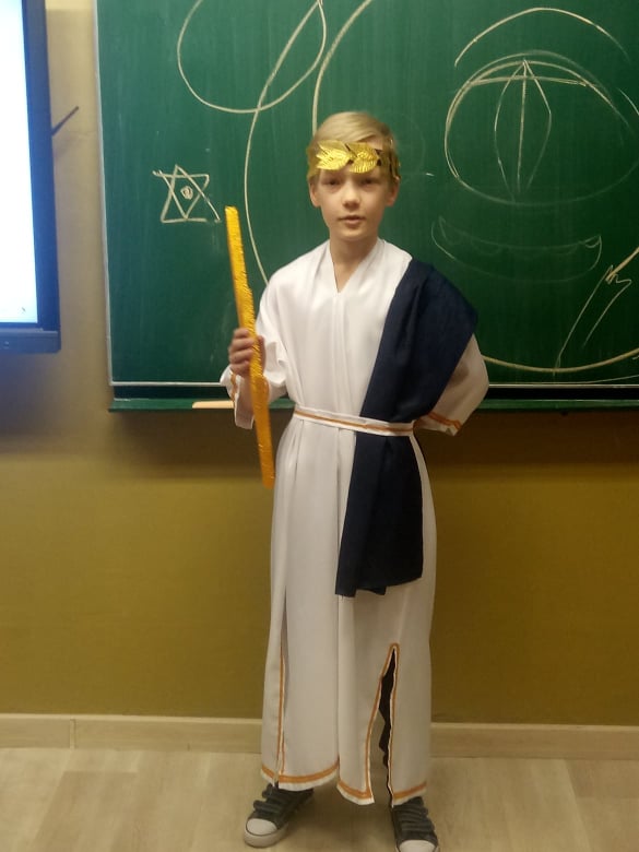 uczeń klasy 5b w przebraniu Zeusa